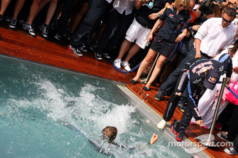 2. Sebastian Vettel, Red Bull Racing tries to push Mark Webber, Red Bull Racing intot he pool