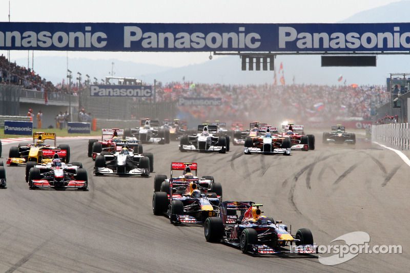 Race start, Mark Webber, Red Bull Racing voor Sebastian Vettel, Red Bull Racing