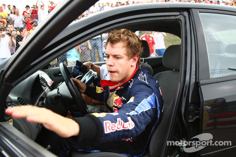 Sebastian Vettel, Red Bull Racing, tras su accidente con su compañero Webber