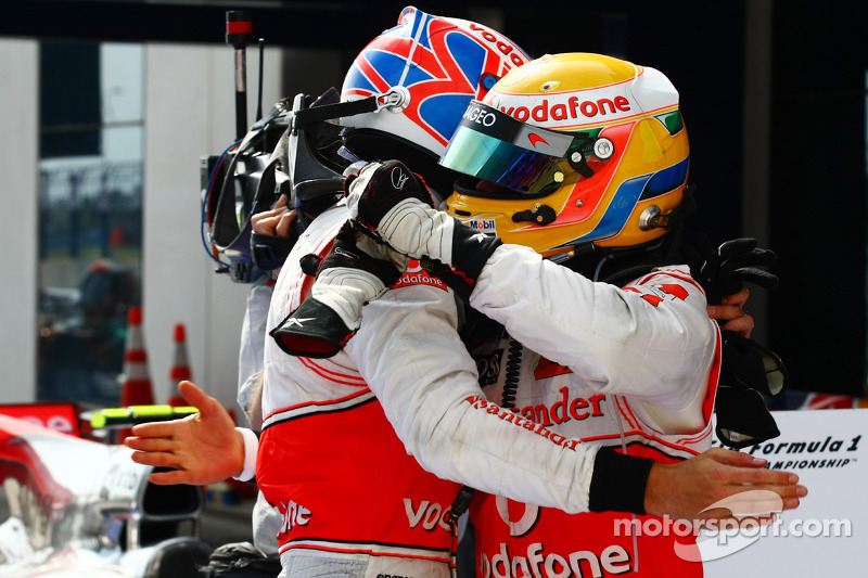 Yarış galibi Lewis Hamilton, McLaren Mercedes, 2. Jenson Button, McLaren Mercedes