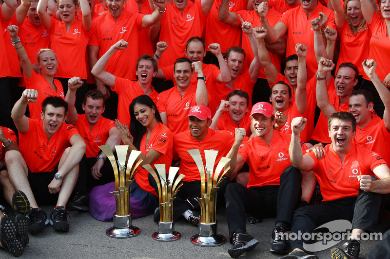 Mclaren team celebration, Nicole Scherzinger, Şarkıcı Pussycat Dolls ve kız arkadaşı, Lewis Hamilton, Lewis Hamilton, McLaren Mercedes, Jenson Button, McLaren Mercedes