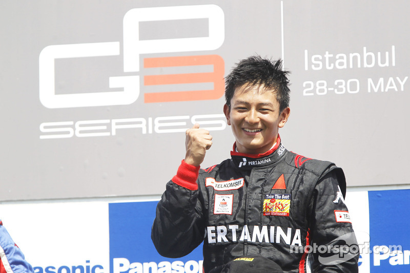 Rio Haryanto merayakan kemenangannya di podium