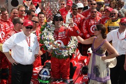 Victory lane: winner Dario Franchitti, Target Chip Ganassi Racing fête son succès