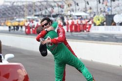 vainqueur Dario Franchitti est enlacé par Tony Kanaan