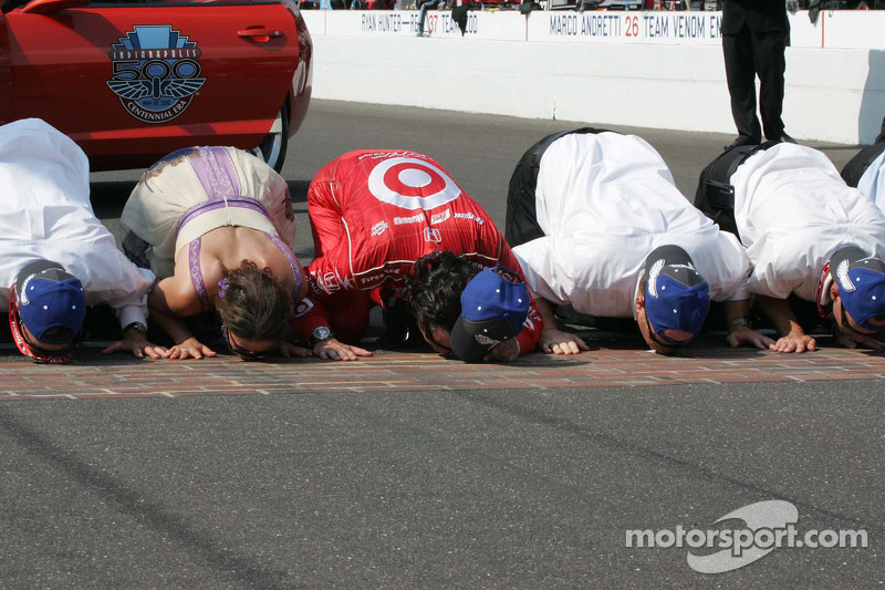 Ashley Judd, Dario Franchitti & Chip Ganassi, Target Chip Ganassi Racing besa la yarda de ladrillos