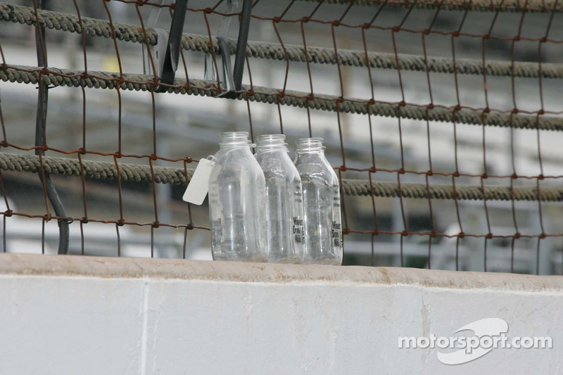 Botellas de leche con la etiqueta del círculo de la victoria en la pared
