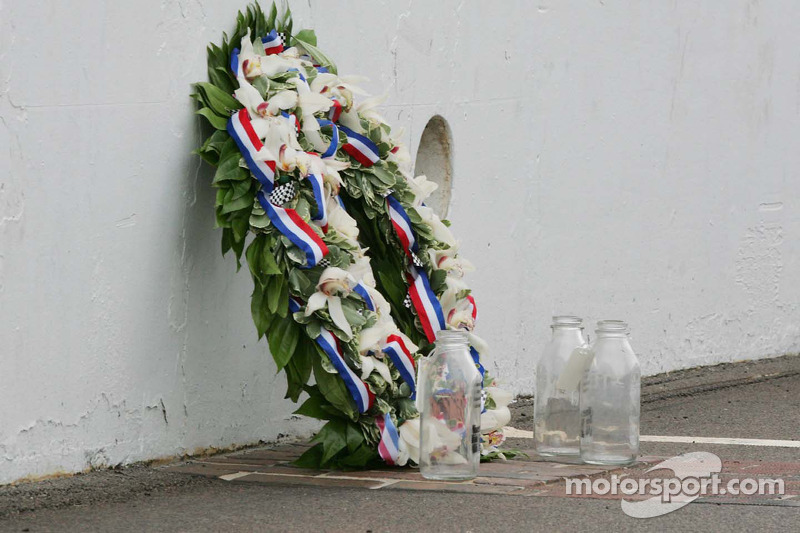 La corona de ganador y las jarras vacías de leche en la yarda de ladrillos en el Indianapolis Motor Speedway