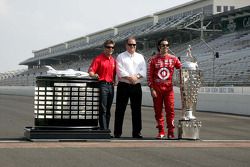 2010 Indianapolis 500 Champion Dario Franchitti, Target Chip Ganassi Racing, 2010 Daytona 500 Winner Jamie McMurray, Earnhardt Ganassi Racing et le propriétaire d'équipe Chip Ganassi