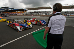 Directeur de course Daniel Poissenot agite le drapeau vert pour la première séance: #4 Team Oreca Matmut Peugeot 908: Olivier Panis, Nicolas Lapierre, Loic Duval et #6 AIM Team Oreca Matmut Oreca AIM: Soheil Ayari, Didier Andre, Andy Meyrick