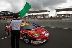 Koersdirecteur Daniel Poissenot zwaait de groene vlag: #95 AF Corse Ferrari F430 GT: Giancarlo Fisic