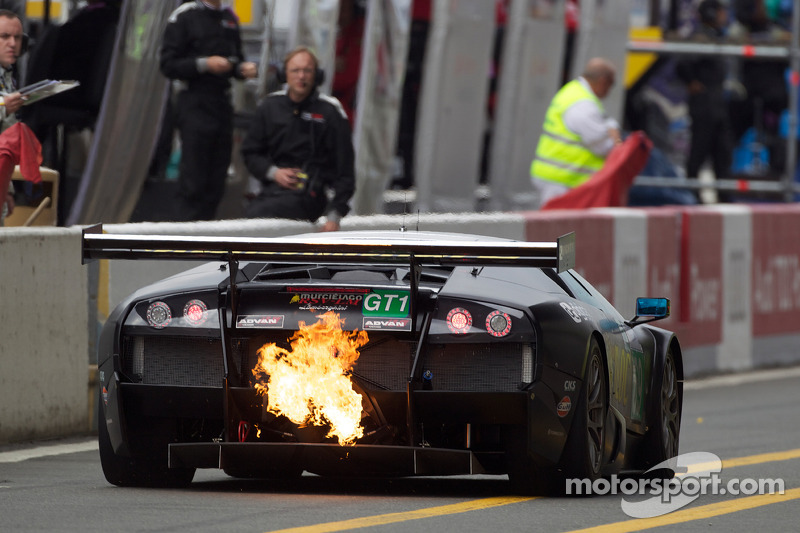 #69 JLOC Lamborghini Murcielago: Atsushi Yogo, Koji Yamanishi, Hiroyuki Iiri avec fire