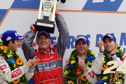 LMP1 podium: class et toutes catégories vainqueurs Mike Rockenfeller, Romain Dumas et Timo Bernhard font la fête avec Dr. Wolfgang Ullrich
