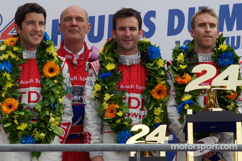 LMP1 Podio: ganadoresMike Rockenfeller, Romain Dumas y Timo Bernhard celebran con Dr. Wolfgang Ullri