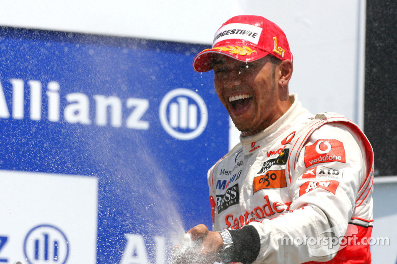 Podio: ganador de la carrrera Lewis Hamilton, McLaren Mercedes