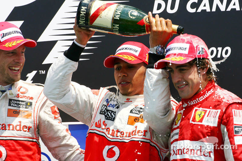 Podio: ganador de la carrera Lewis Hamilton, McLaren Mercedes, segundo lugar Jenson Button, McLaren 