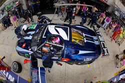 Pit stop for #61 Matech Competition Ford GT: Natacha Gachnang, Rahel Frey, Cyndie Allemann