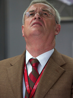Président du Conseil d'Administration de VAG Martin Winterkorn regarde la fin de la course tandis que la dernière Peugeot 908 abandonne