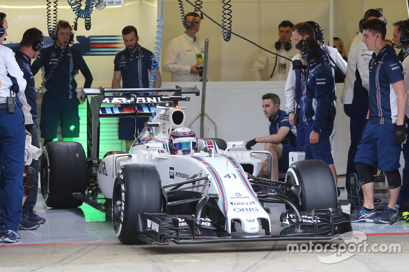 Williams FW 38, ala posteriore con doppio flap ed extra winglets
