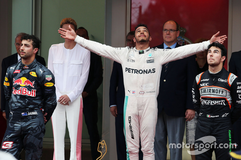 Podio: Daniel Ricciardo, Red Bull Racing, segundo lugar; Lewis Hamilton, Mercedes AMG F1, ganador de la carrera Sergio Perez, Sahara Force India F1, tercer lugar