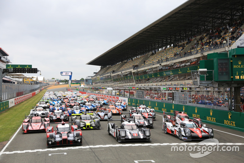 La sesión de fotos tradicional de los autos de Le Mans