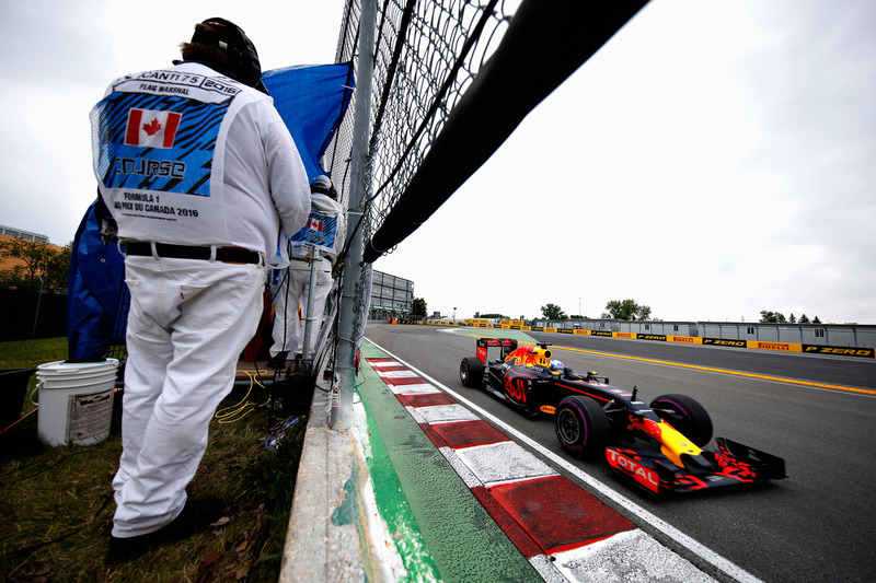#9: Daniel Ricciardo, Red Bull Racing RB12, lässt Vorsicht walten