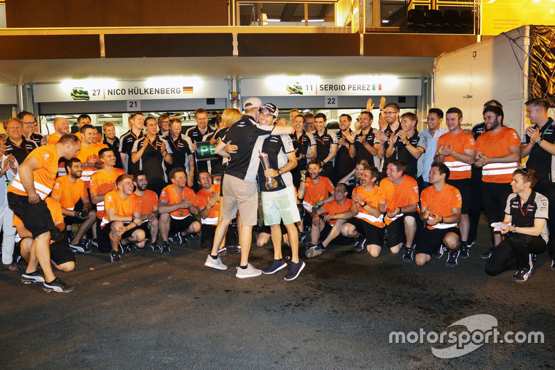 Sergio Perez, Sahara Force India F1 celebra su tercera posición con el compañero de equipo Nico Hulkenberg, Sahara Force India F1 y el equipo