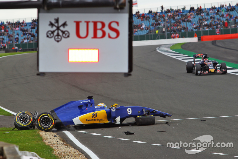 11 (GP de Gran Bretaña) Marcus Ericsson, Sauber C35 accidente en la tercera sesión de libres