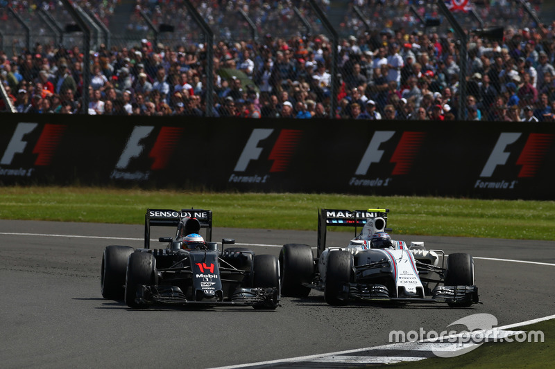 Fernando Alonso, McLaren Honda F1 Team MP4-31 e Valtteri Bottas, Williams Martini Racing FW38