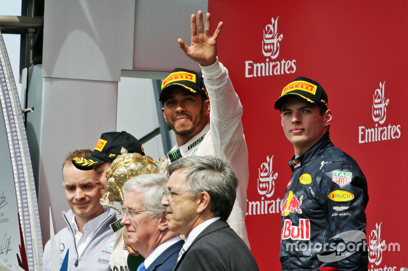Il vincitore della gara Lewis Hamilton, Mercedes AMG F1 festeggia sul podio