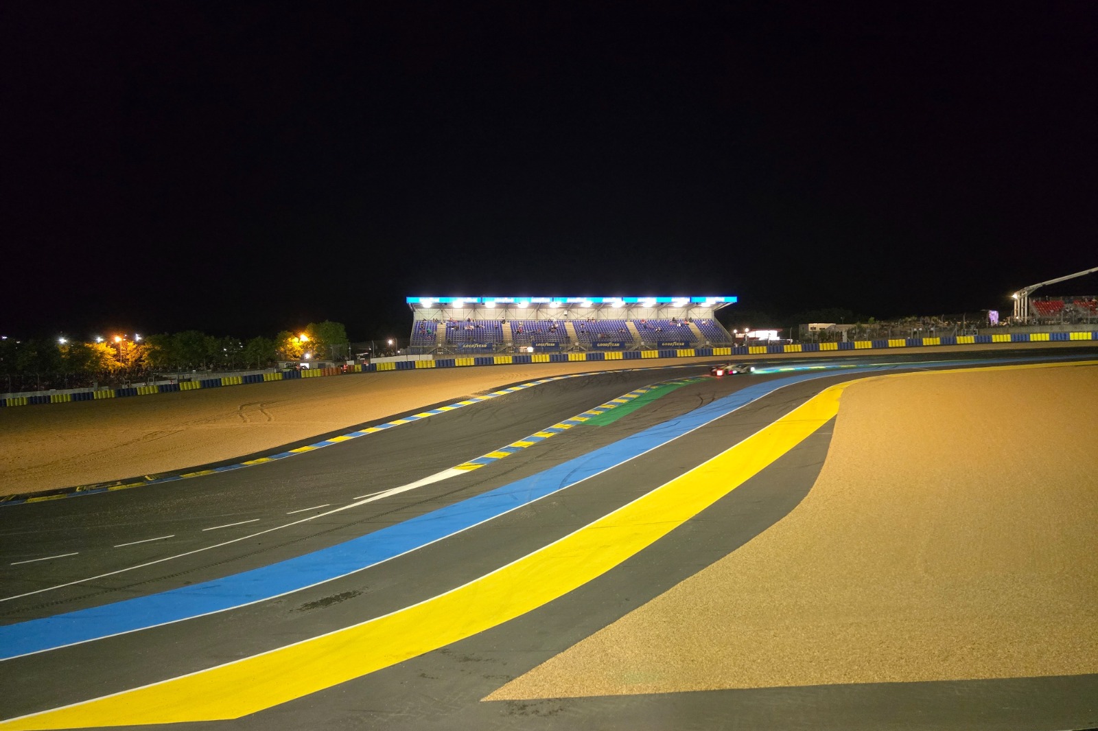 Het uitzicht vanaf de Peugeot-hospitality