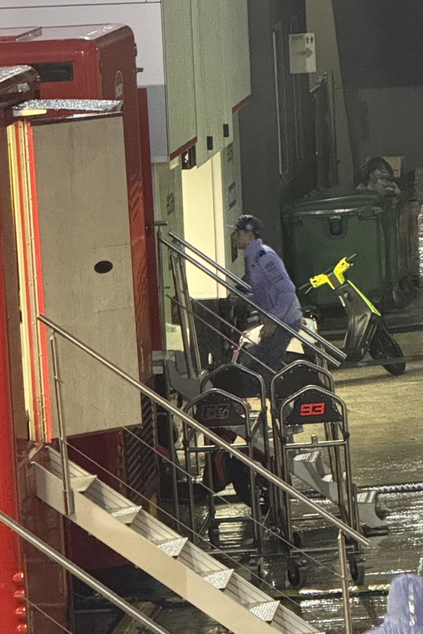 Alex Márquez el lunes entrando en el camión de los ingenieros de Ducati Corse