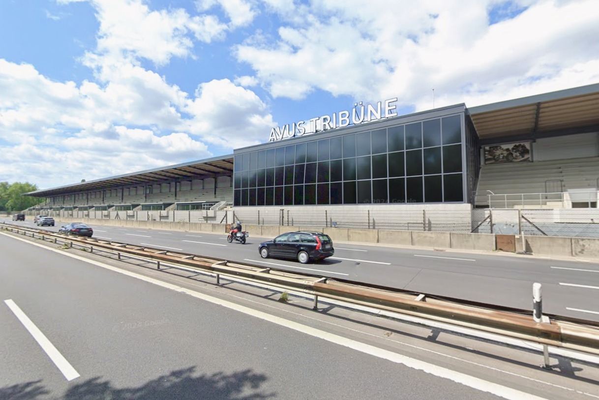 De AVUS-tribune aan het einde van de A115 in Berlijn.