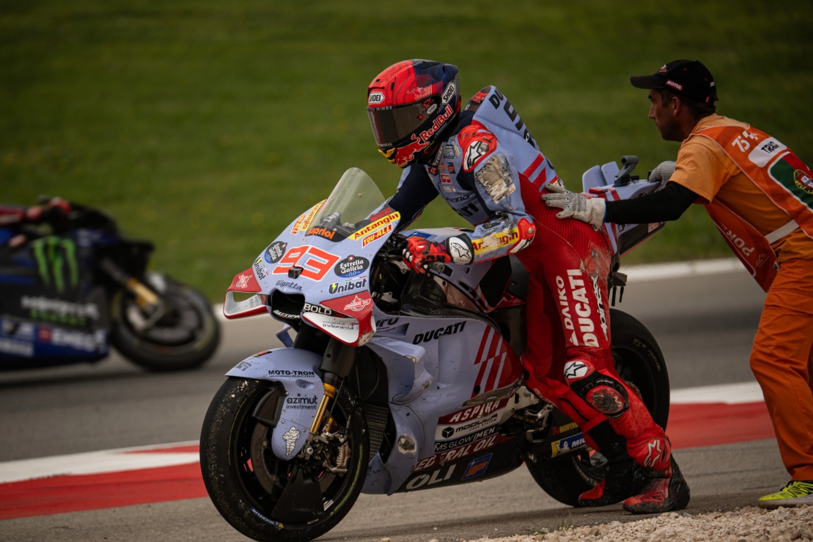 Marc Márquez recupera su moto tras la caída con Pecco Bagnaia en Portugal