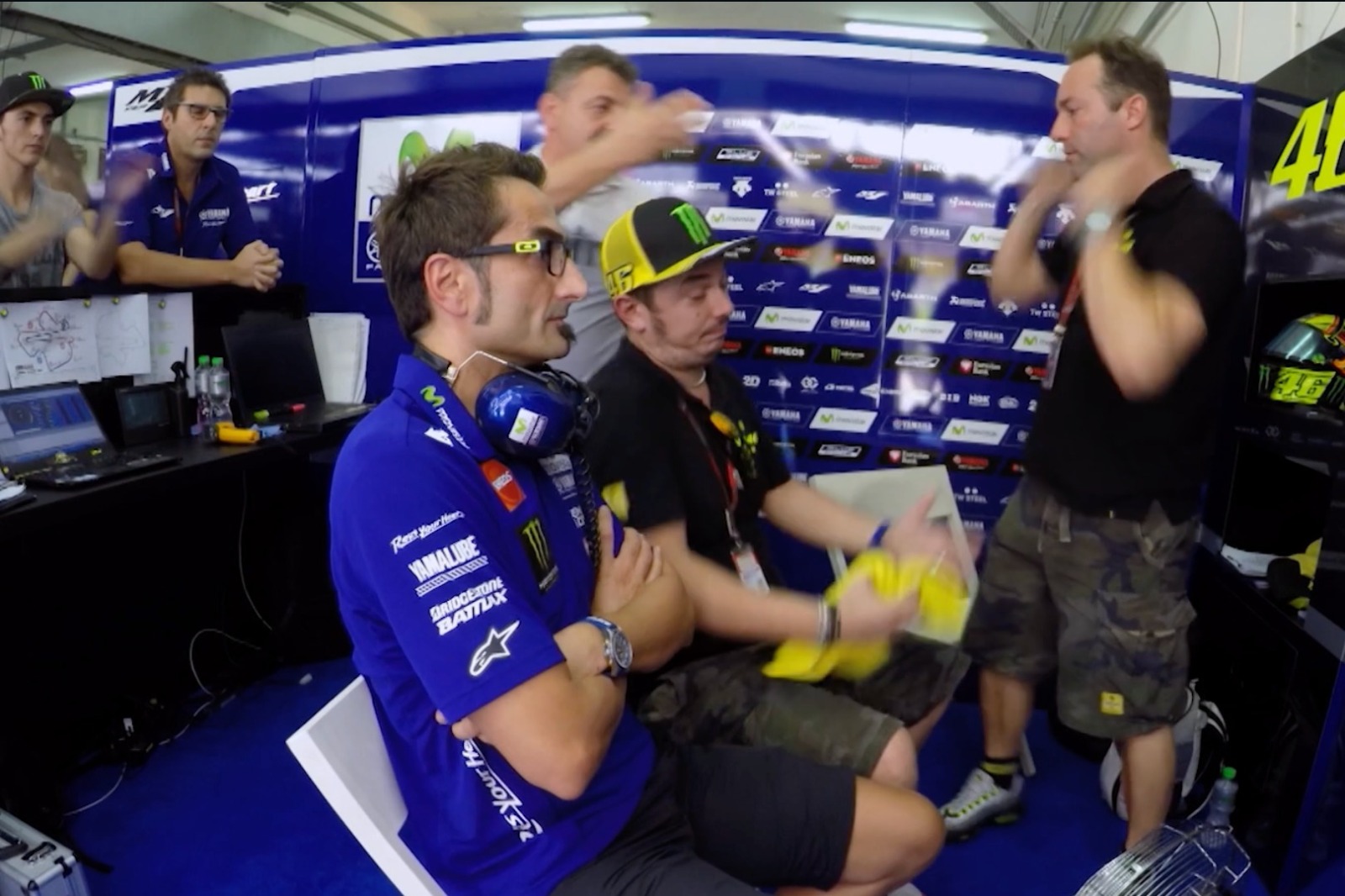 Un jovencísimo Pecco Bagnaia (izquierda) en el box de Yamaha aplaudiendo tras el choque entre Valentino y Marc Márquez