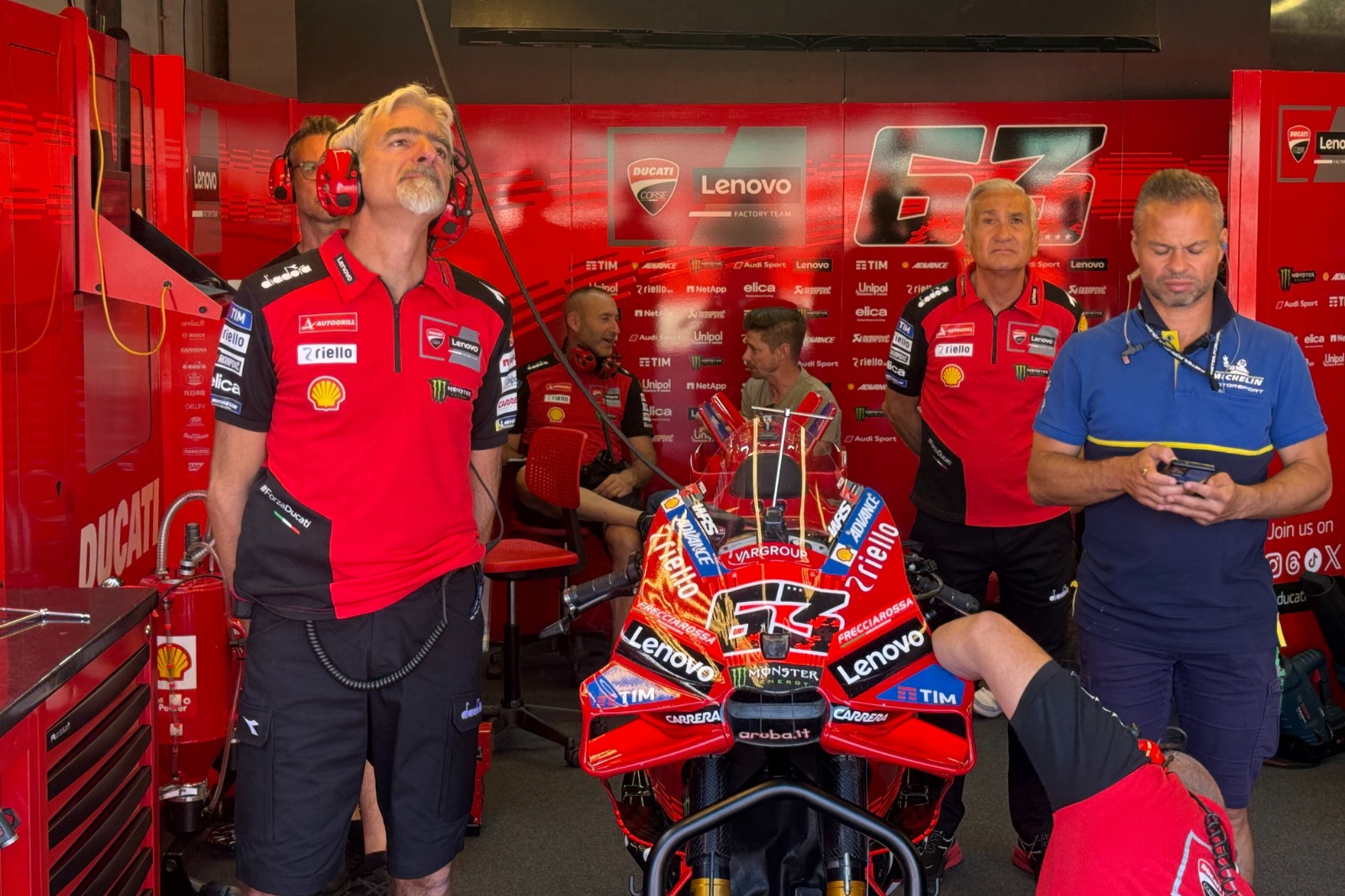 Gigi Dall'Igna y Casey Stoner estuvieron muy pendiente de Pecco Bagnaia esta mañana en el test de Misano