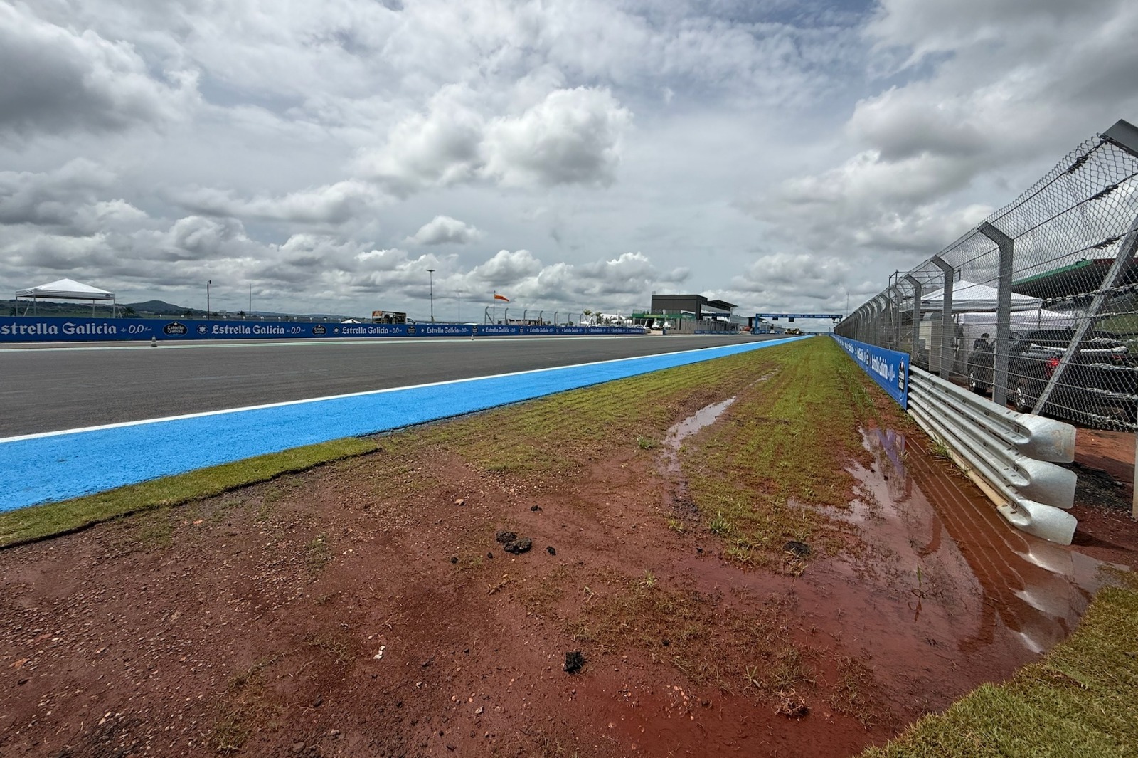Partes del circuito con el agua acumulada del lunes por la noche