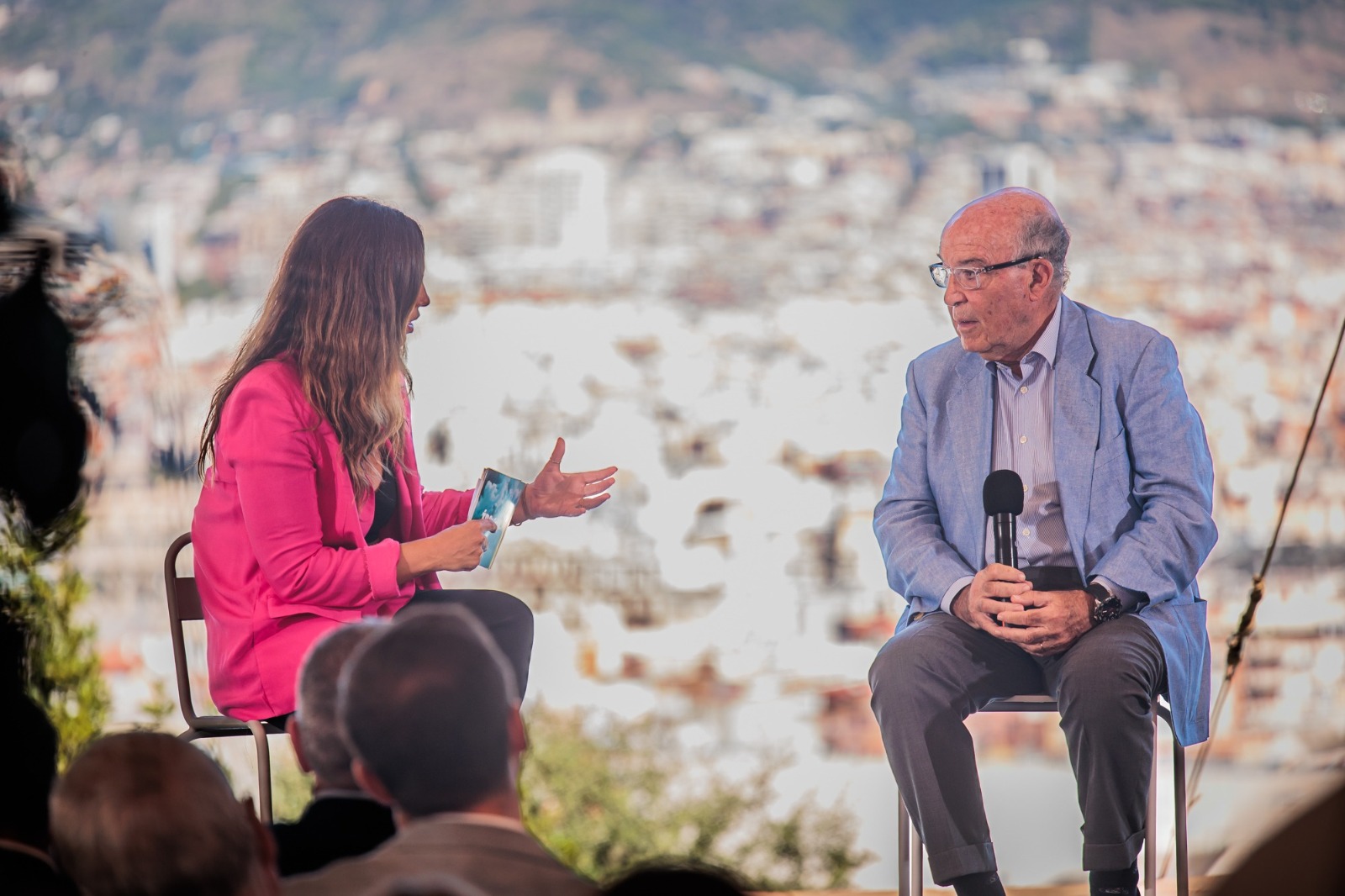 Carmelo Ezpeleta este miércoles en la presentación del GP de Catalunya, con la ciudad de Barcelona al fondo
