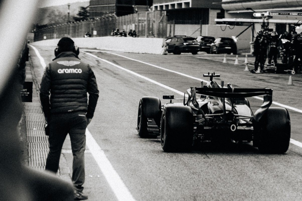 Lance Stroll gaat de baan op met de AMR26