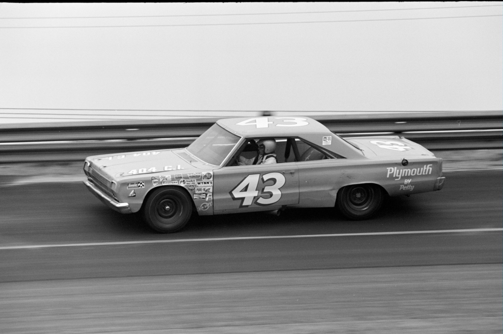 Richard Petty competing in the 1967 Southern 500 at Darlington