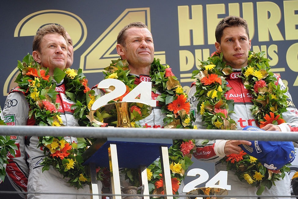Allan McNish (à esquerda, com Tom Kristensen e Loic Duval) conquistou sua terceira vitória em Le Mans em 2013
