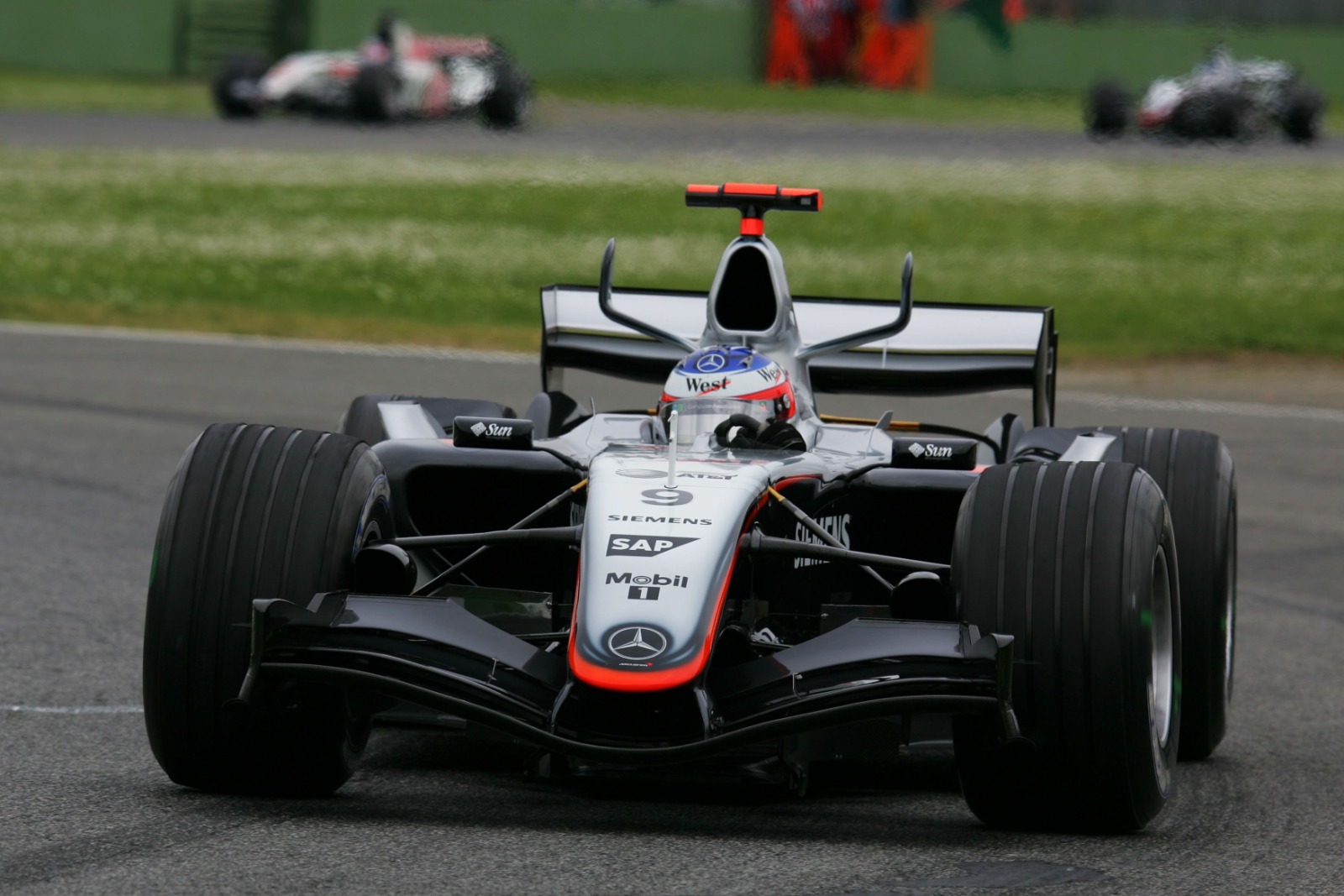 2005 McLaren MP4-20, o último McLaren totalmente supervisionado por Adrian Newey, com 'chifres de Viking' próximos à caixa de ar