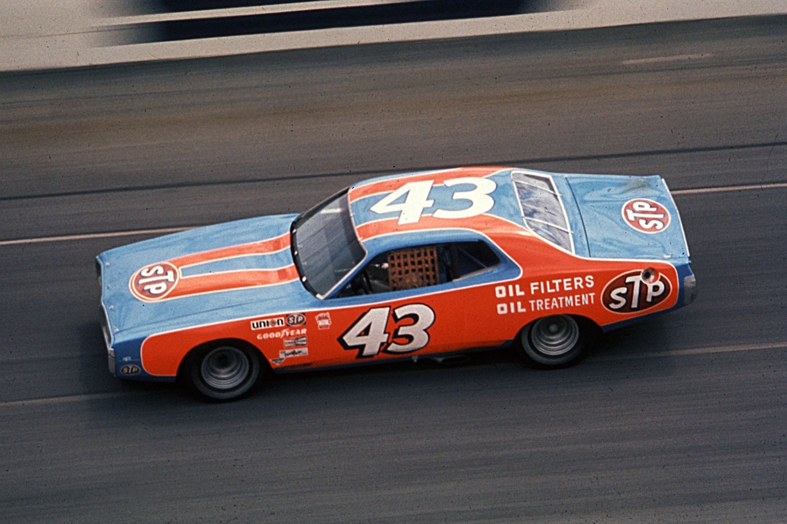 Petty en route to his 1974 Daytona 500 triumph