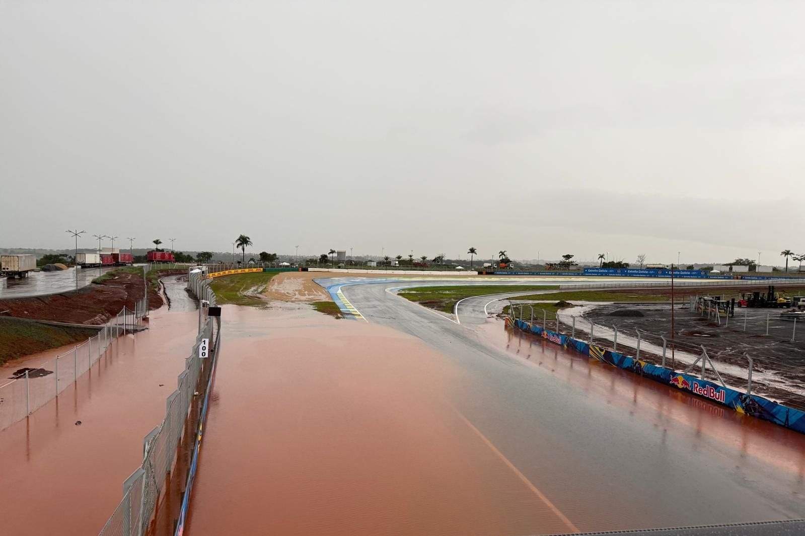 Een groot deel van het circuit van Goiânia stond blak door de hevige regenval.