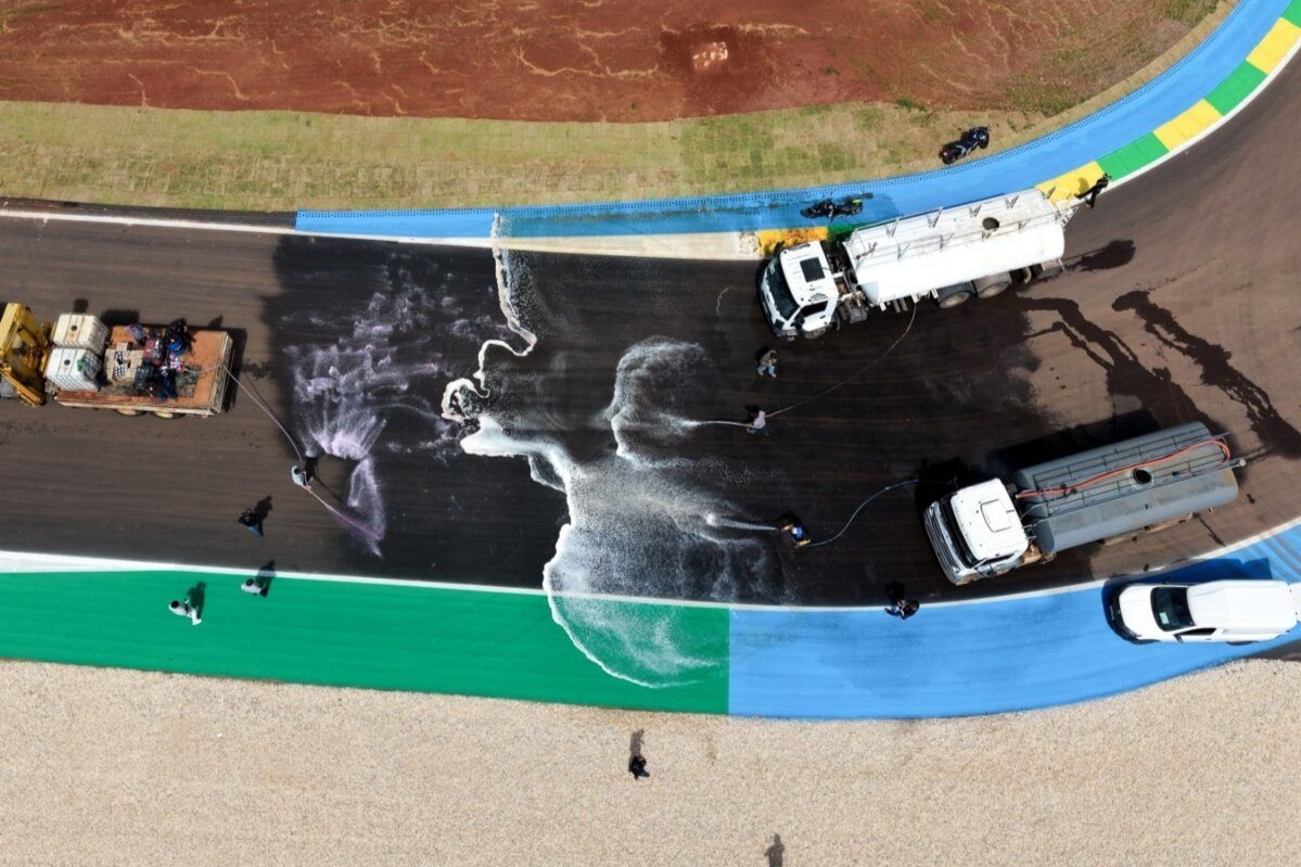 Équipes au travail pour évacuer l'eau