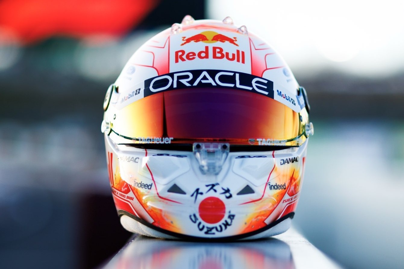 Isack Hadjar rijdt dit weekend op Suzuka met een speciale helm.