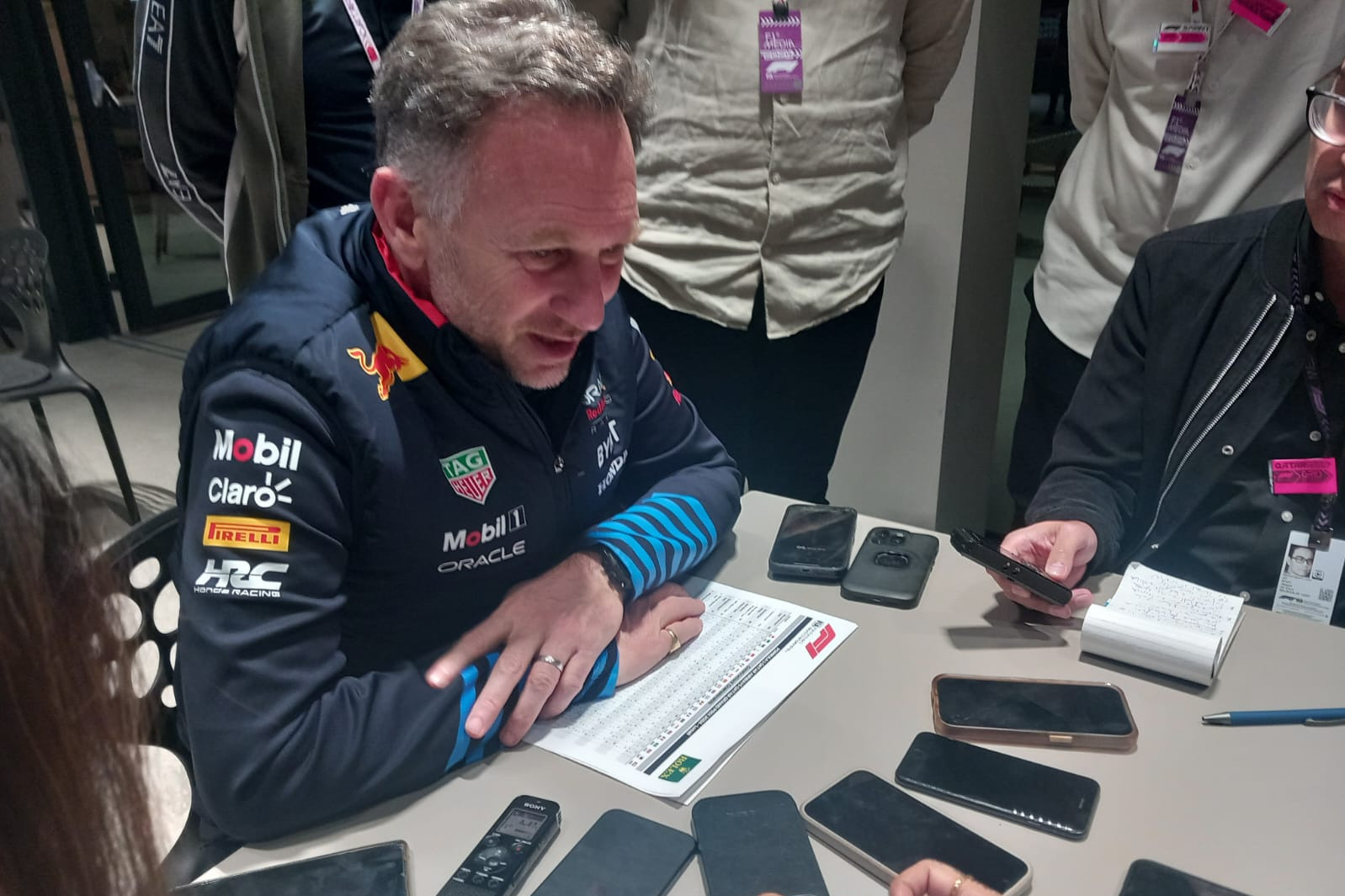 Christian Horner n'est pas arrivé les mains vides à son point presse.