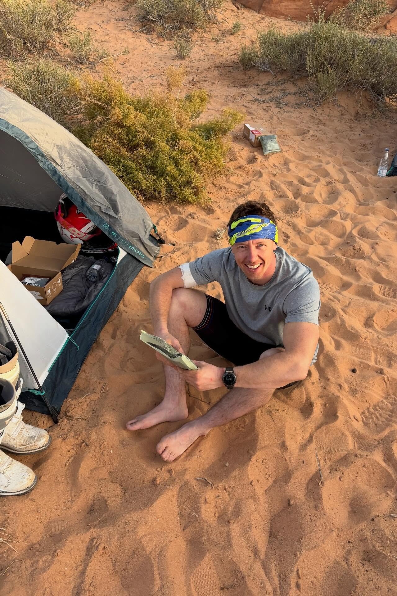 Ian Olthof tijdens de overnachting in de woestijn tijdens de eerste marathonetappe.