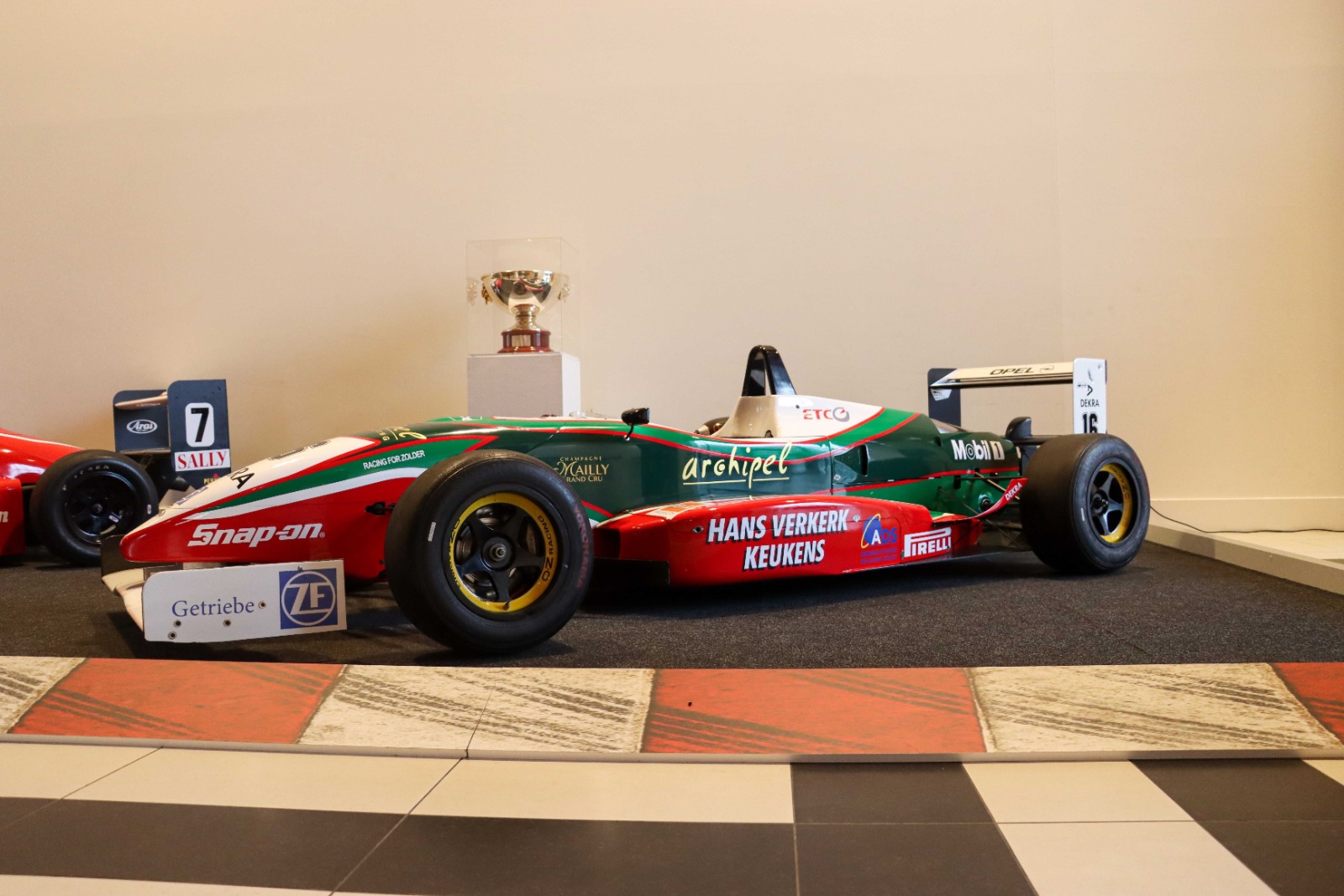 De Dallara F397/8 van Bas Leinders was nog zilver voordat deze het Louwman Museum had bereikt.