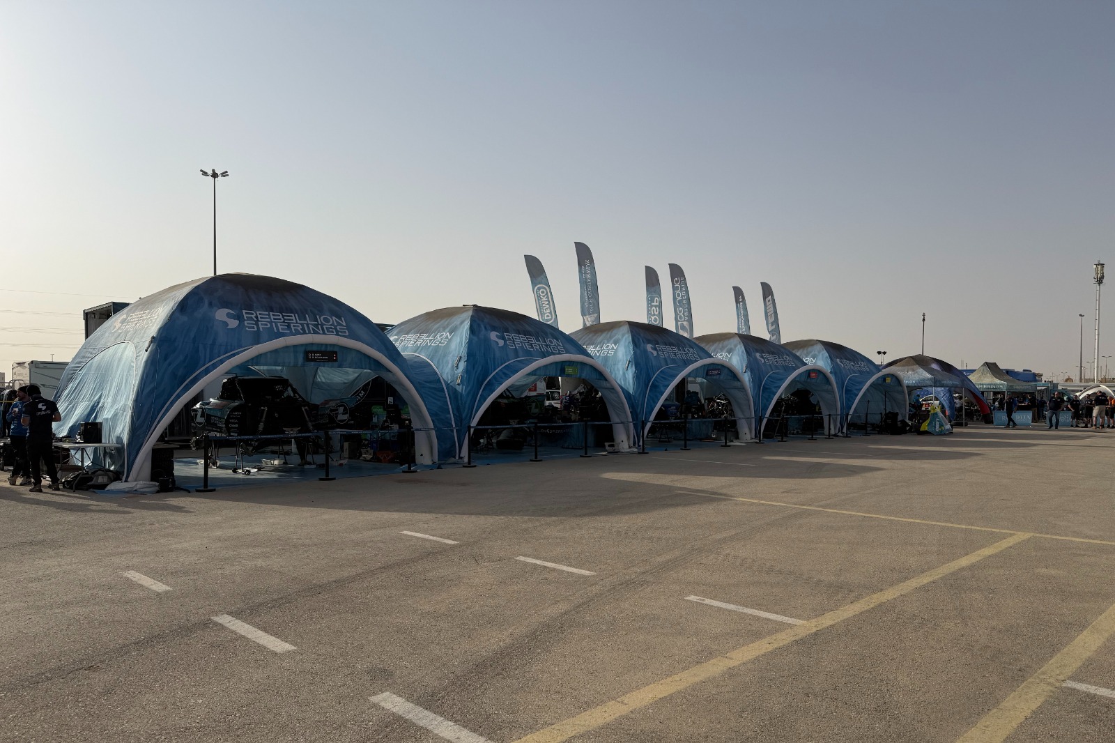 Het team van Paul Spierings brengt vijf auto's aan de start in Dakar 2026.