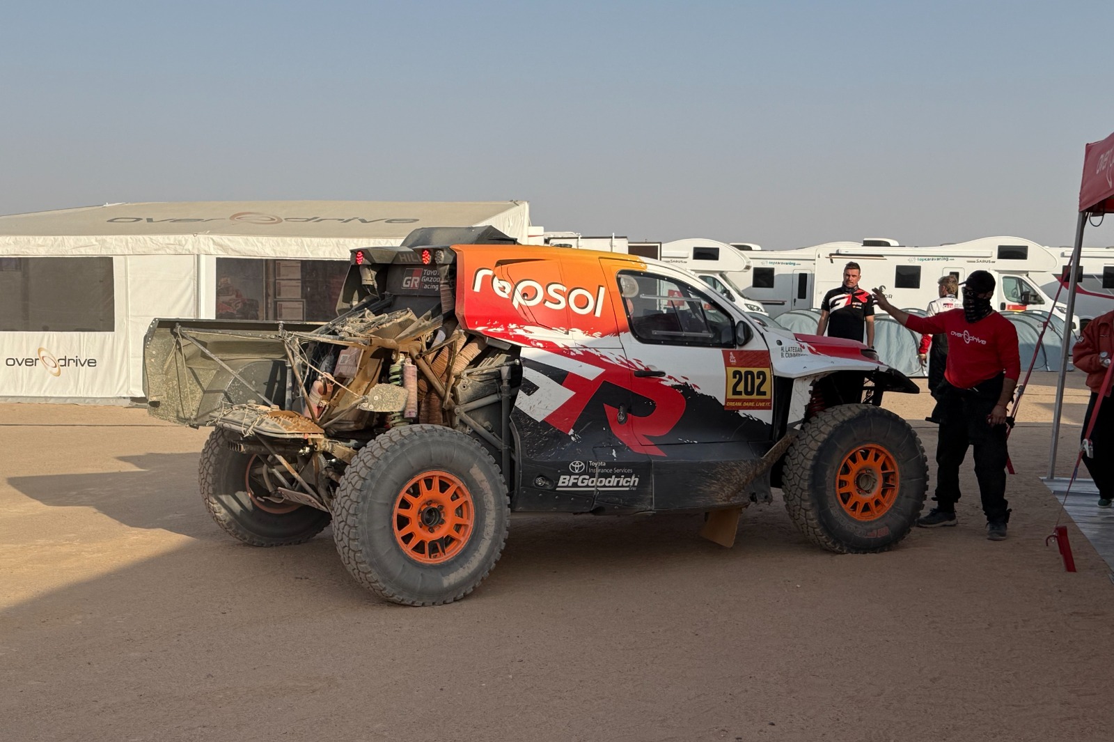 De schade aan de auto van Henk Lategan na de zevende etappe van Dakar.